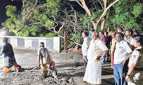 பாலம் சீரமைப்பு பணி 12 மணி நேரத்தில் முடிந்தது- நாளை போக்குவரத்து தொடங்கும்