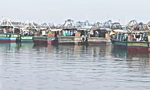 ராமேசுவரத்தில் மீனவர்கள் வேலைநிறுத்தம்- 500 படகுகள் துறைமுகத்தில் நிறுத்தி வைப்பு