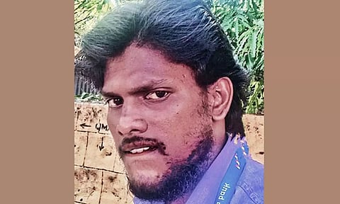 நரிக்குடி அருகே தனியார் வங்கி ஊழியர் தூக்குபோட்டு தற்கொலை
