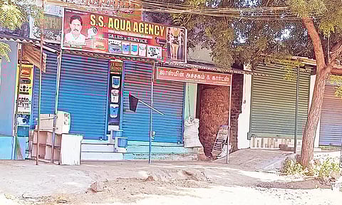 கூடங்குளத்தில் கடைகள் அடைக்கப்பட்டிருந்த காட்சி.