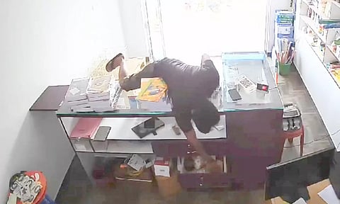 தண்ணீர் கேட்பது போல் நடித்து செல்போன் கடையில் ரூ.60 ஆயிரம் திருட்டு