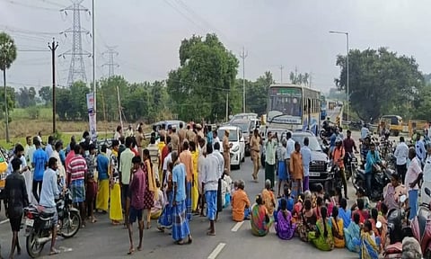 செஞ்சி அருகே வெள்ள நிவாரணம் கேட்டு கிராம மக்கள் சாலை மறியல்