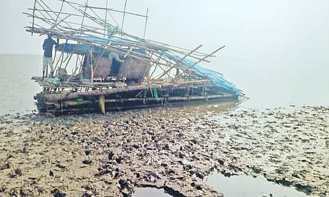 வேதாரண்யம் கடற்கரையில் கரை ஒதுங்கிய மியான்மர் படகு