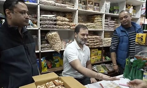 டெல்லி: மளிகை கடை வியாபாரிகளை சந்தித்து அவர்களது குறைகளை கேட்டறிந்த ராகுல்காந்தி