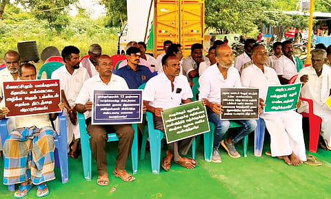 தர்ணா போராட்டத்தில் ஈடுபட்ட கிராம மக்கள்.