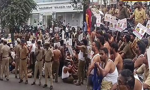 பைக் டாக்ஸியை தடை செய்ய வலியுறுத்தி சாலை மறியலில் ஈடுபட்ட ஆட்டோ ஓட்டுநர்கள்