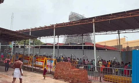 திருச்செந்தூர் சுப்பிரமணிய சுவாமி கோவிலில் கொட்டும் மழையில் பக்தர்கள் சுவாமி தரிசனம்