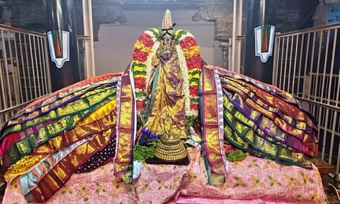 ஸ்ரீவில்லிபுத்தூர் ஆண்டாள் கோவிலில் 108 வஸ்திரங்கள் சாற்றி வழிபாடு