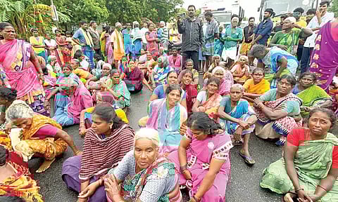 வெள்ள நிவாரணம் கேட்டு பொதுமக்கள் மறியல்- போக்குவரத்து கடும் பாதிப்பு