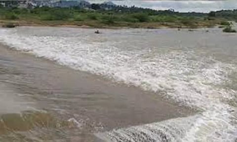 கொசஸ்தலை ஆற்றில் வெள்ளப்பெருக்கு- 3 தரைப்பாலங்கள் மூழ்கின