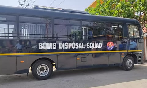 டெல்லியில் மூன்று பள்ளிகளுக்கு வெடிகுண்டு மிரட்டல்