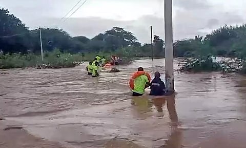 நெல்லை, முக்கூடல் அருகே வெள்ளத்தில் சிக்கிய 4 பேரை தீயணைப்பு வீரர்கள் மீட்டனர்