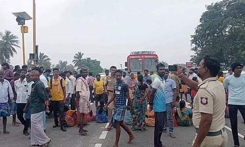 நிவாரணம் வழங்காதததை கண்டித்து பொதுமக்கள் சாலை மறியல்