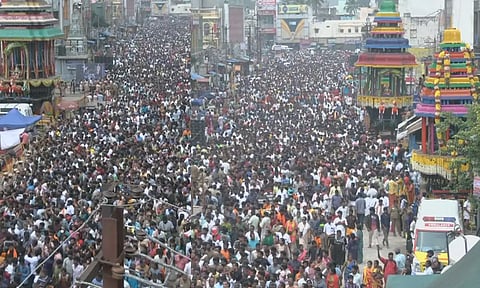 இன்னும் சில மணி நேரங்களில் மகா தீபத்திருவிழா.. கிரிவலப் பாதையில் குவிந்த லட்சக் கணக்காண பக்தர்கள்