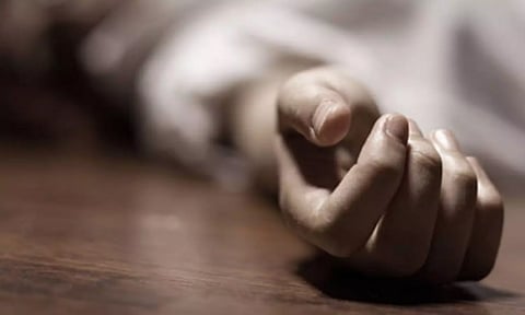 தாயை தள்ளிவிட்டு கொன்ற மகன்.. ஊதுபத்தி ஏற்றி 4 நாள் சடலத்துடன் வாழ்ந்த கொடூரம் - வெளிவந்த அதிர்ச்சி