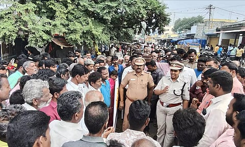 அறநிலையத்துறை அதிகாரி-பூசாரியை மாற்ற கோரி வியாபாரிகள் கடையடைப்பு போராட்டம்