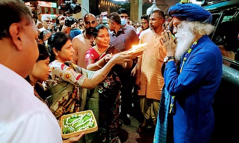 7 மாதங்களுக்கு பிறகு தமிழகம் திரும்பிய சத்குரு.. கோவை விமான நிலையத்தில் பிரம்மாண்ட வரவேற்பு