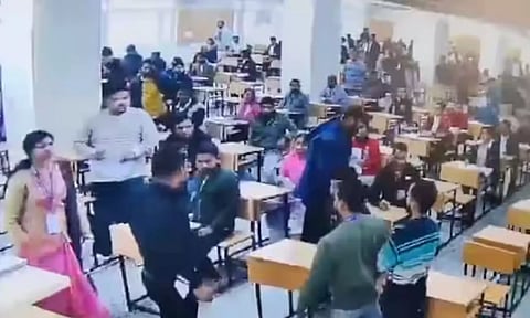 VIDEO: பீகார் அரசுத் தேர்வில் வினாத்தாளை தூக்கி ஓடிய மாணவர்கள் - கிழித்தெறிந்து ரகளை