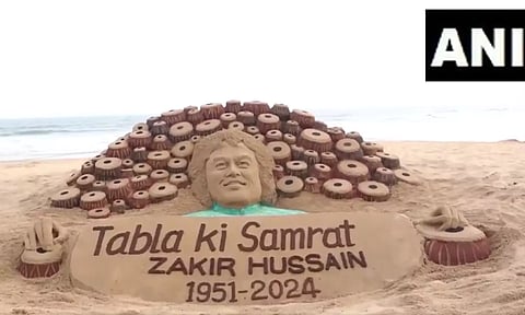 தபேலா இசைக்கலைஞர் ஜாகிர் ஹுசைனுக்கு மணல் சிற்பம் வரைந்து அஞ்சலி செலுத்திய சுதர்சன் பட்நாயக்