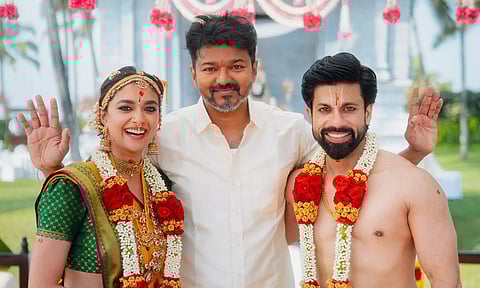 விஜய் உடன் சூப்பர் க்ளிக்ஸ்.. திருமண புகைப்படங்களை வெளியிட்ட கீர்த்தி சுரேஷ்