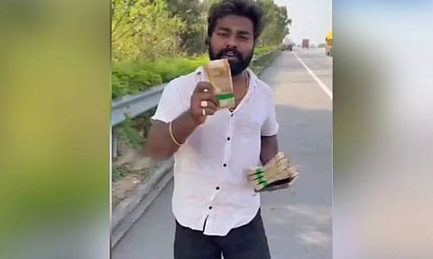 பரபரப்பான சாலையில் பணக்கட்டுகளை வீசி வீடியோ எடுத்த யூடியூபர் கைது