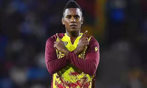 டி20 தரவரிசையில் முதல் இடம் பிடித்த முதல் வெஸ்ட் இண்டீஸ் வீரர்- வரலாற்று சாதனை படைத்த ஹோசின்