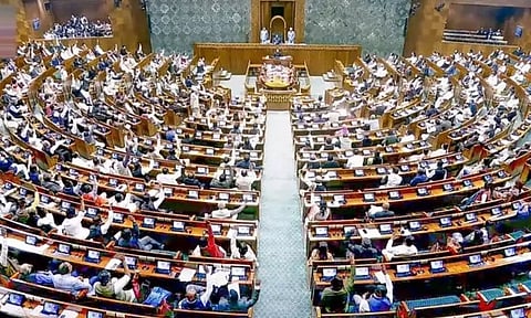 கூட்டத்தொடரின் கடைசி நாள்: எம்.பி.க்கள் கூச்சல் குழப்பம்.. மக்களவை காலவரையின்றி ஒத்திவைப்பு