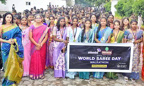 சேலைகட்டும் பெண்ணுக்கொரு வாசம் உண்டு... உலக சேலை தினத்தை கொண்டாடிய கல்லூரி மாணவிகள்