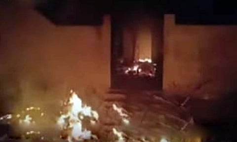 சிறுமியை பலாத்காரம் செய்த வாலிபர் வீட்டோடு எரிப்பு