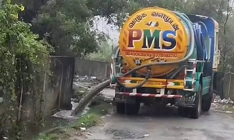 லாரி-டிராக்டரில் கொண்டு வந்து சுடுகாட்டில் ஊற்றப்படும் கழிவுநீர்