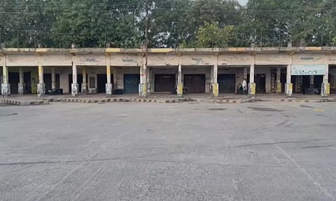 புதிய சுங்கச்சாவடி வசூலுக்கு தனியார் பேருந்து உரிமையாளர்கள் எதிர்ப்பு தெரிவித்து போராட்டம்