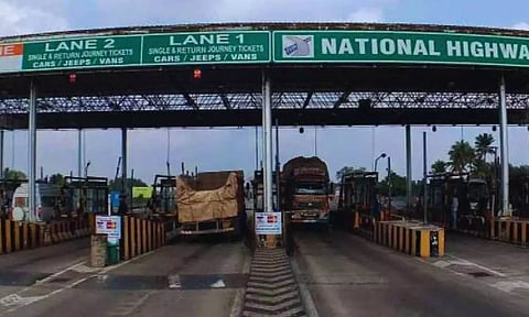 கடலூர்-சிதம்பரம் இடையே தனியார் பஸ்கள் ஓடவில்லை: கிராம மக்கள் முற்றுகை போராட்டம்