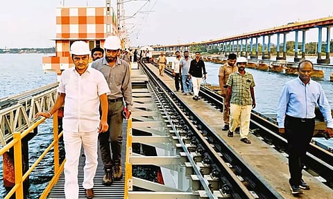 பாம்பன் புதிய ரெயில் பாலத்தில் மத்திய மந்திரி ஆய்வு