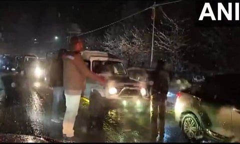 இமாச்சல பிரதேசத்தில் கடும் பனிப்பொழிவு- போக்குவரத்து பாதிப்பு