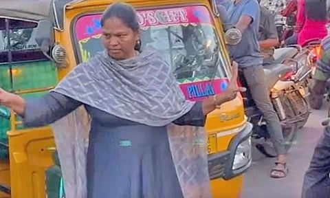 விடுமுறையிலும் பொதுச்சேவை: தனி ஆளாக களம் இறங்கிய பெண் போலீஸ்- பொதுமக்கள் பாராட்டு