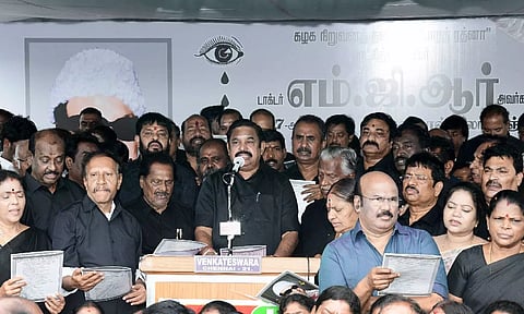 எம்.ஜி.ஆர் நினைவு நாள்: எடப்பாடி பழனிசாமி தலைமையில் அதிமுகவினர் உறுதிமொழி
