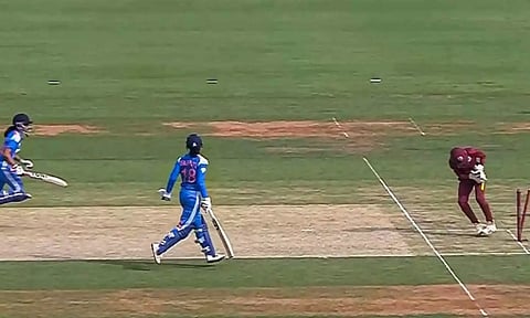 அந்த மனசு தான் சார் கடவுள்.. மந்தனா அவுட் ஆக கூடாதுனு நினைத்த பிரதிகா.. வைரலாகும் ரன் அவுட் வீடியோ