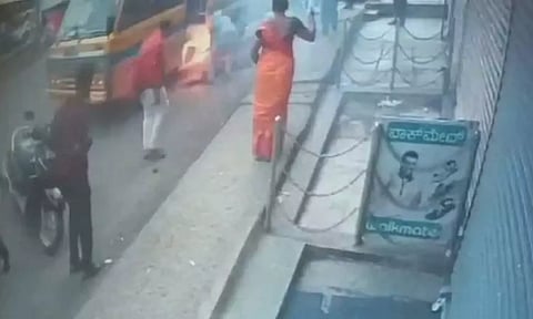 மகனை பள்ளிப்பேருந்தில் ஏற்றிவிட முயன்றபோது மின்சாரம் தாக்கி துடிதுடித்த தாய் - அதிர்ச்சி வீடியோ