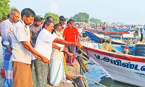 சுனாமி நினைவு தினம்: கடலில் மலர் தூவி அஞ்சலி செலுத்திய தூத்துக்குடி மீனவர்கள்