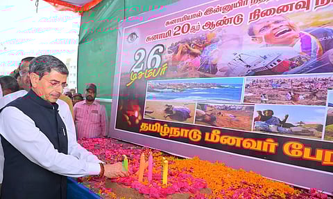 சுனாமி நினைவு தினம்- நொச்சிக்குப்பம் கடற்கரையில் கவர்னர் அஞ்சலி