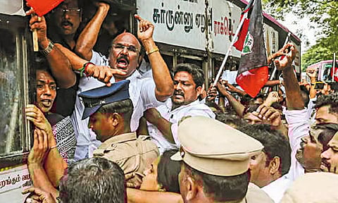 அண்ணா பல்கலைக் கழக மாணவி விவகாரம்: அ.தி.மு.க.வினர் சாலை மறியல்... முன்னாள் அமைச்சர் ஜெயக்குமார் மீது வழக்குப்பதிவு