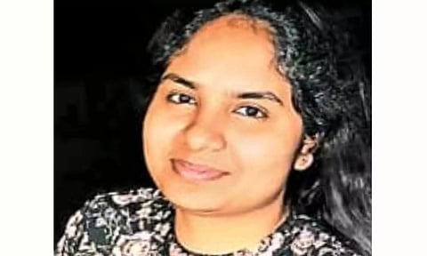 போலீஸ்காரரின் தொல்லை தாங்காமல் இளம்பெண் தற்கொலை