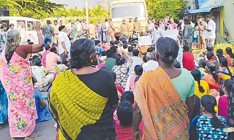 இறச்சகுளம் அருகே பொதுமக்கள் சாலை மறியல்- அரசு பஸ்கள் சிறைபிடிப்பு