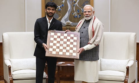 பிரதமரை சந்தித்த குகேஷ்- நினைவுப் பரிசு வழங்கி வாழ்த்து பெற்றார்