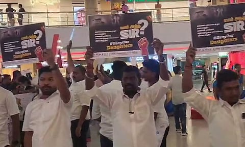 யார் அந்த சார்?.. எக்ஸ்பிரஸ் அவென்யூ மாலில் பதாகைகளை கையில் ஏந்தி அதிமுகவினர் போராட்டம்