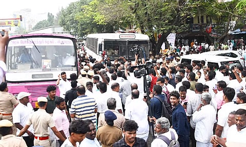 கடலூரில் தடையை மீறி ஆர்ப்பாட்டத்தில் ஈடுபட்ட அ.தி.மு.க.வினர் 500 பேர் கைது