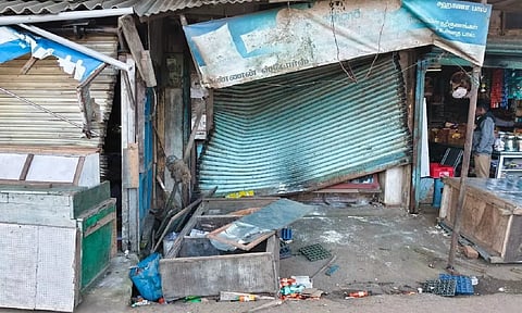 வால்பாறை அருகே மளிகை கடைகளை உடைத்து பொருட்களை சூறையாடிய காட்டு யானைகள்