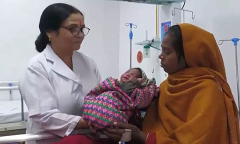மகா கும்பமேளா நடைபெறும் இடத்தில் பிறந்த குழந்தைக்கு 'மகா கும்ப்' என பெயர் சூட்டிய பெற்றோர்