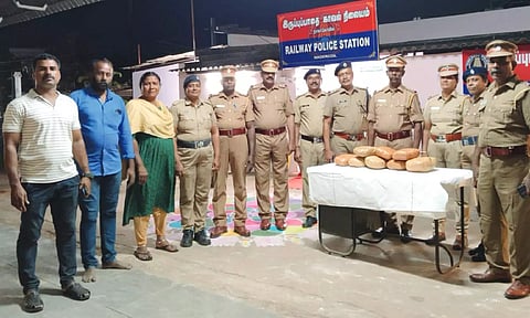 கன்னியாகுமரிக்கு மும்பை எக்ஸ்பிரஸ் ரெயிலில் கடத்தி வந்த 8 கிலோ கஞ்சா பறிமுதல்