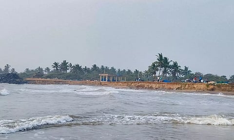 கடலூர் தேவனாம்பட்டினம் கடல் அரிப்பால் ஊருக்குள் தண்ணீர் செல்லும் அபாயம் உள்ளதை காணலாம்.
